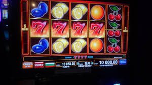 Antarmuka aplikasi mobile olatoto menampilkan taruhan olahraga Liga 1 dan permainan live casino